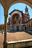 Abbiategrasso (Milano), la basilica di Santa Maria Nuova, (XIV-XV sec.) il pronao bramantesco. 